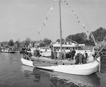 857266 Afbeelding van een zeilboot en het koninklijk jacht Piet Hein in het Merwedekanaal te Nieuwegein tijdens de ...